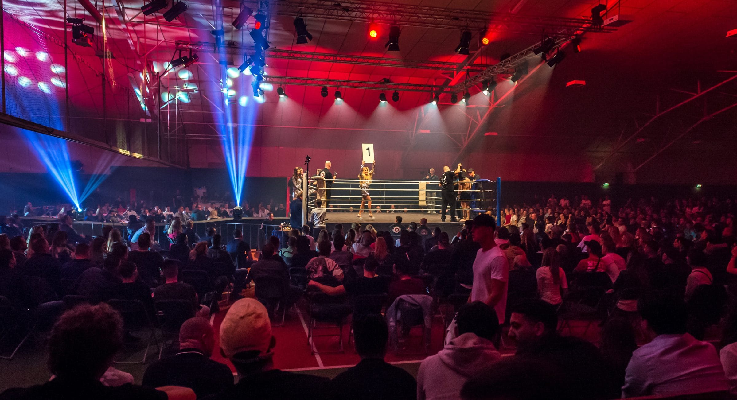 De arena van Road2Victory vol publiek en lichtshow
